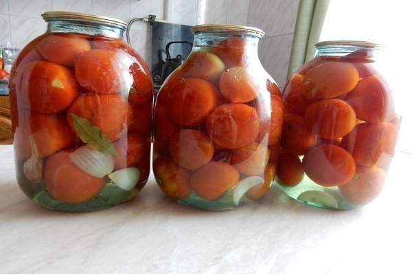 Pickled tomatoes with onions for the winter: recipes with photos