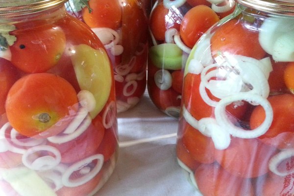 Pickled tomatoes with onions for the winter: recipes with photos