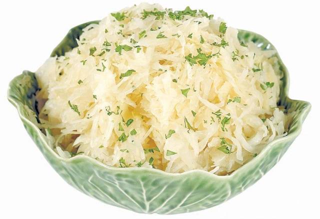 Pickling cabbage in jars in brine 