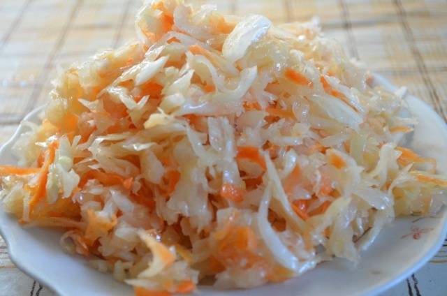 Pickling cabbage in jars in brine 