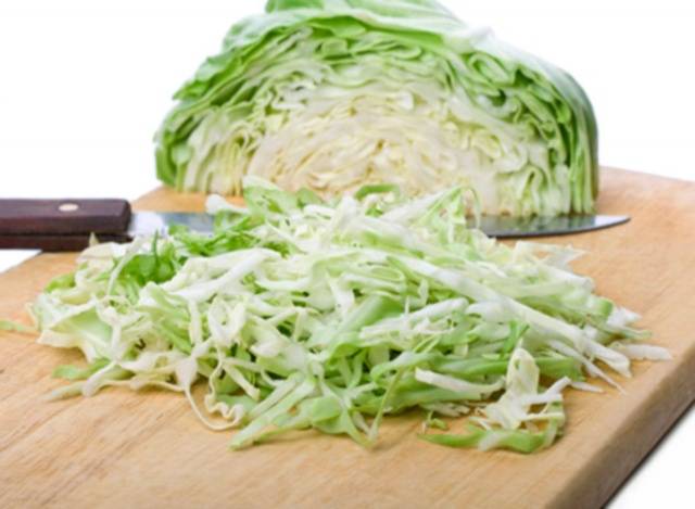 Pickling cabbage in jars in brine 