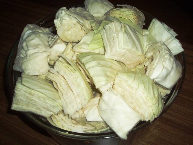 Pickling cabbage in jars in brine 