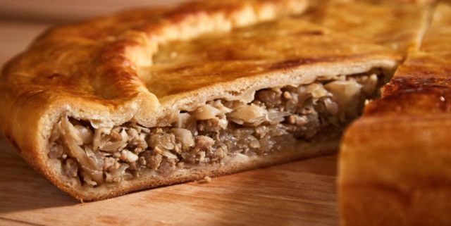 Pie with mushrooms mushrooms in the oven from puff and yeast dough