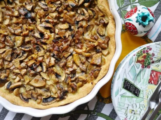 Pie with mushrooms mushrooms in the oven from puff and yeast dough