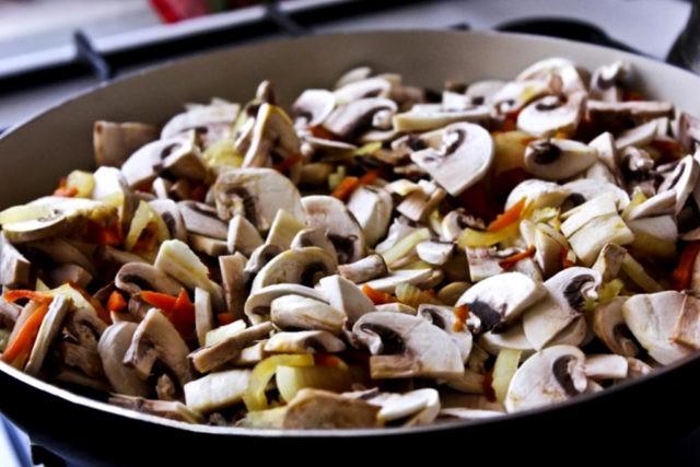 Pilaf with champignons: recipes with and without meat, step by step photos