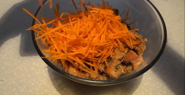 Pink salmon heh: recipes at home with carrots, onions