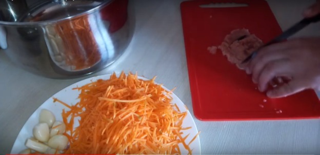 Pink salmon heh: recipes at home with carrots, onions