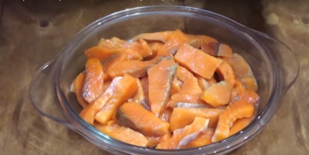 Pink salmon heh: recipes at home with carrots, onions