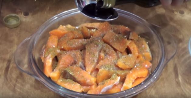 Pink salmon heh: recipes at home with carrots, onions