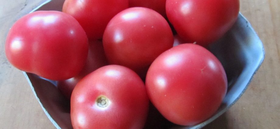 Pink snow tomato: reviews, photos, yield