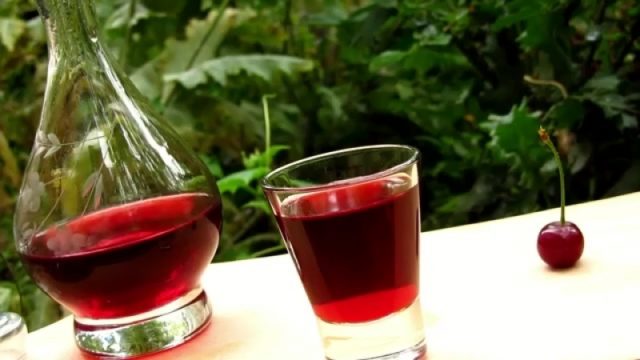 Pitted cherry vodka: how to make cherry tincture at home