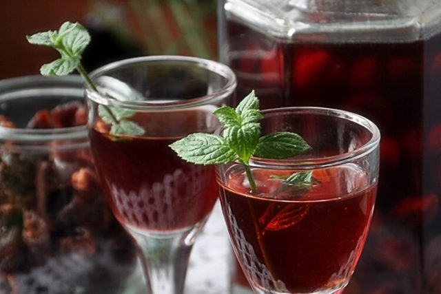 Pitted cherry vodka: how to make cherry tincture at home