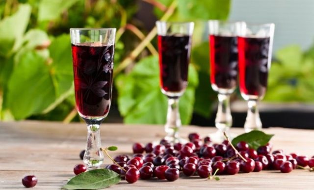 Pitted cherry vodka: how to make cherry tincture at home