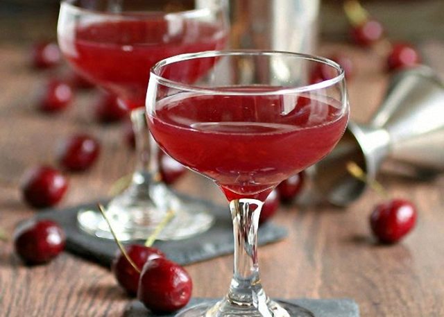 Pitted cherry vodka: how to make cherry tincture at home