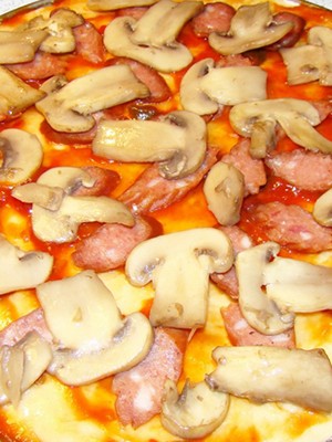 Pizza with mushrooms and ham: simple recipes