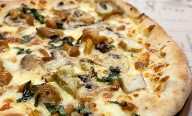 Pizza with mushrooms: cooking recipes with photos at home