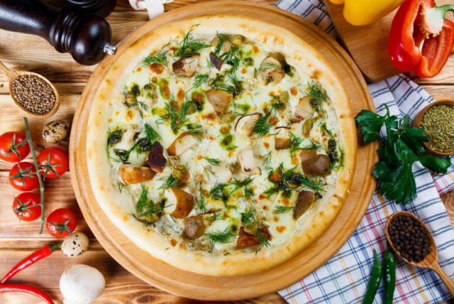 Pizza with mushrooms: cooking recipes with photos at home