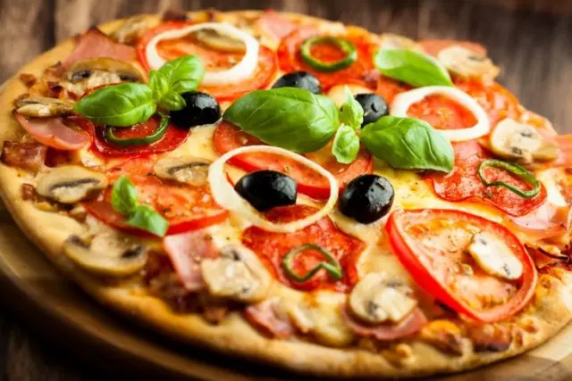 Pizza with mushrooms: cooking recipes with photos at home