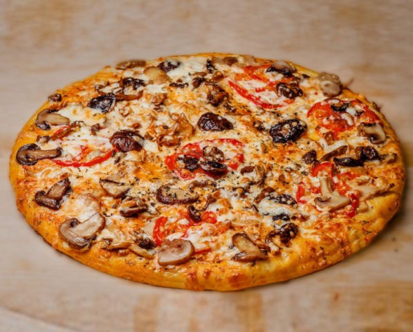 Pizza with mushrooms: cooking recipes with photos at home