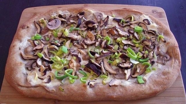 Pizza with mushrooms: recipes with photos