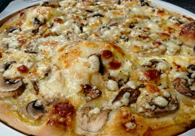 Pizza with mushrooms: recipes with photos