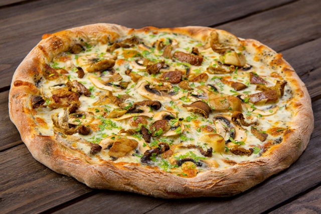 Pizza with porcini mushrooms: recipes with photos