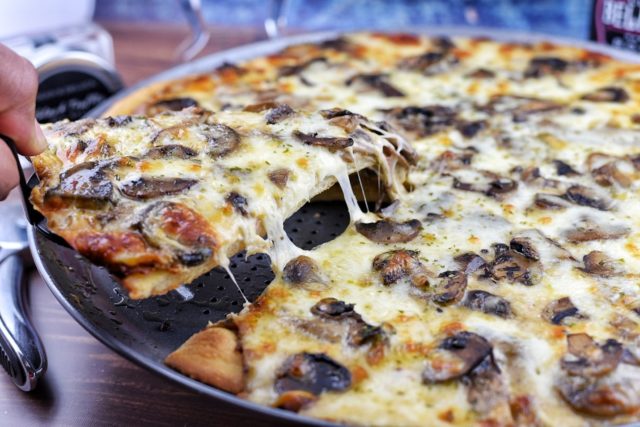 Pizza with porcini mushrooms: recipes with photos