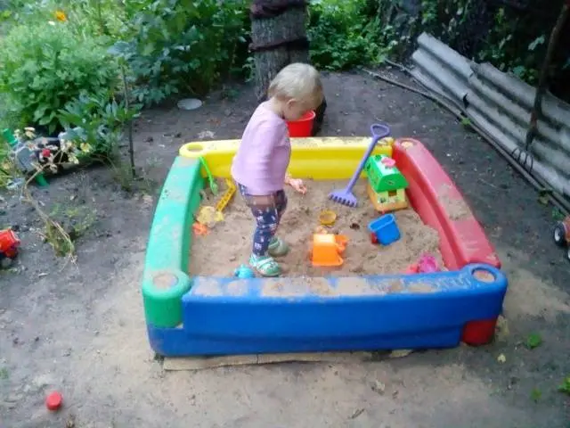 Plastic sandbox for giving 