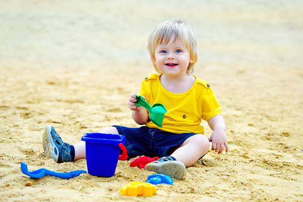 Plastic sandbox for giving 