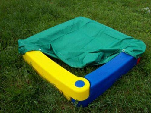 Plastic sandbox for giving 