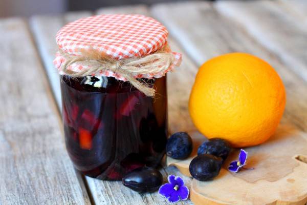 Plum jam with orange