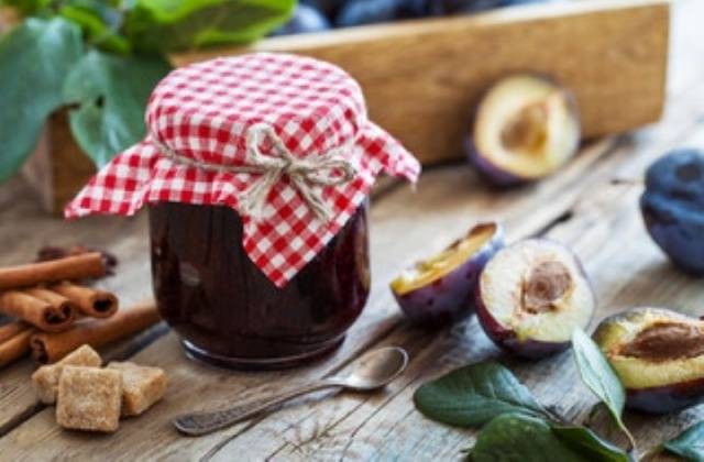 Plum jam with orange