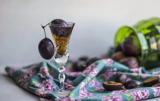 Plum liqueur at home