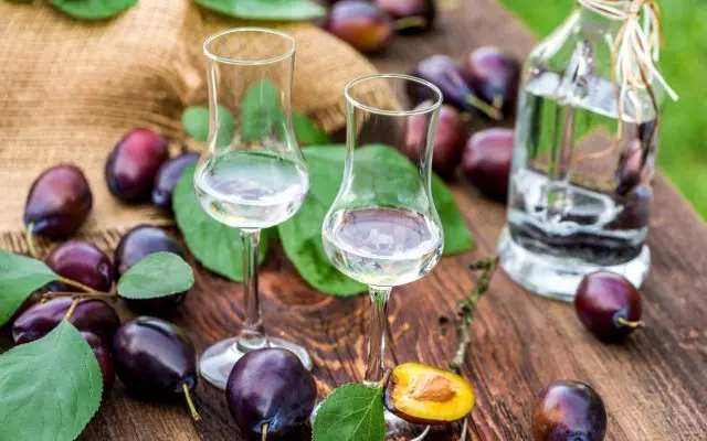 Plum liqueur at home