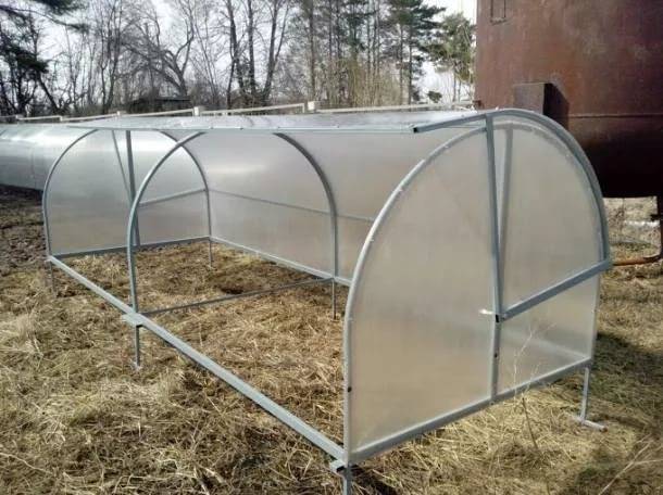 Polycarbonate greenhouse with opening roof 