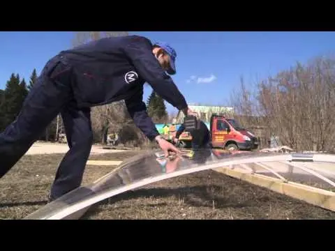 Polycarbonate greenhouse with opening roof 