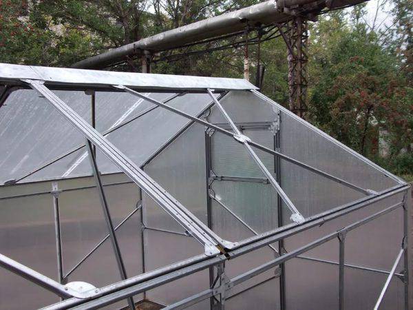 Polycarbonate greenhouse with opening roof 