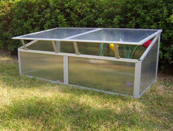 Polycarbonate greenhouse with opening roof 