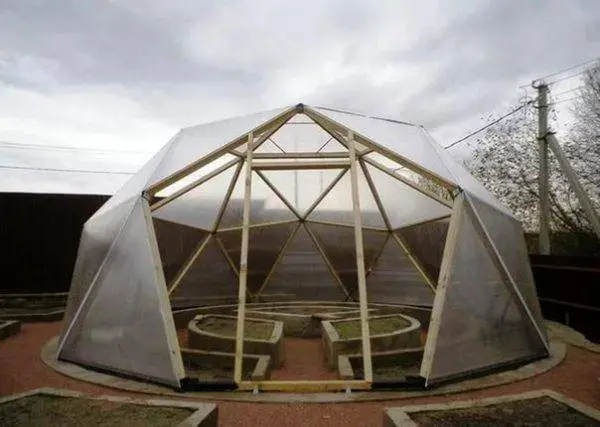 Polycarbonate greenhouse with opening roof 