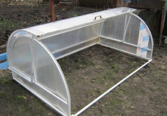 Polycarbonate greenhouse with opening roof 