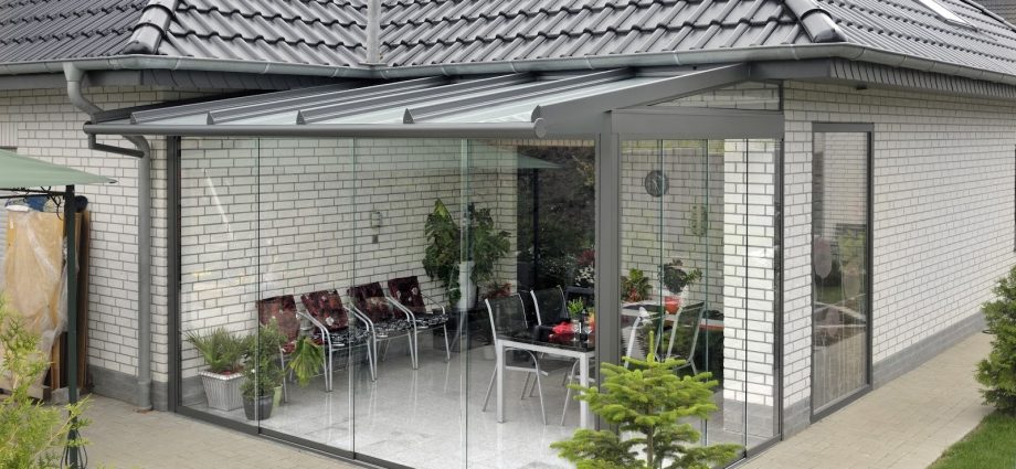 Polycarbonate veranda: open, closed, attached to the house and bath, from timber, metal with polycarbonate sheathing