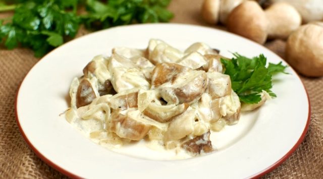 Porcini mushrooms in sour cream: fried and stewed, delicious recipes