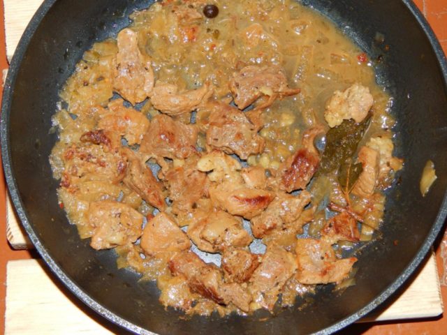 Pork with chanterelles: with potatoes, cream sauce, in pots