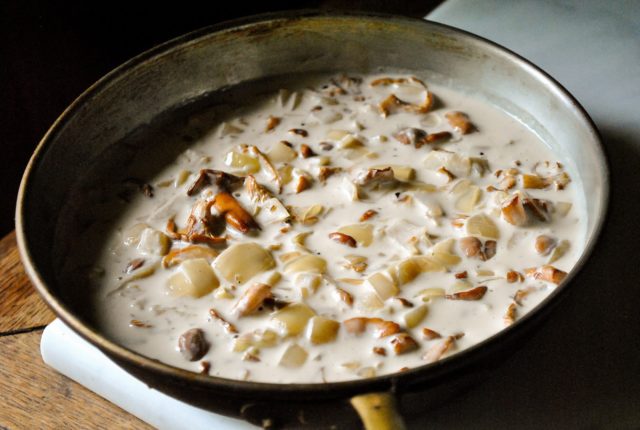 Pork with chanterelles: with potatoes, cream sauce, in pots