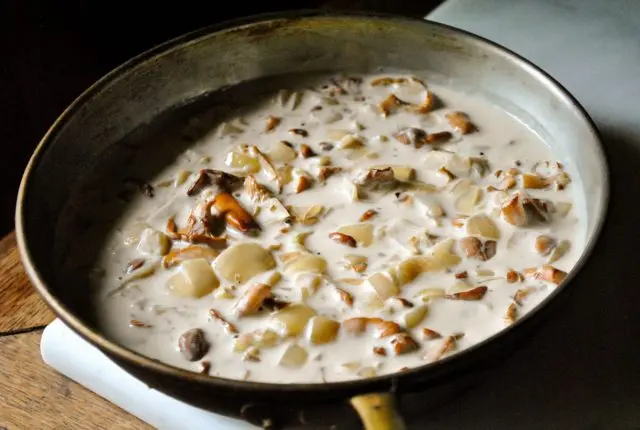 Pork with chanterelles: with potatoes, cream sauce, in pots