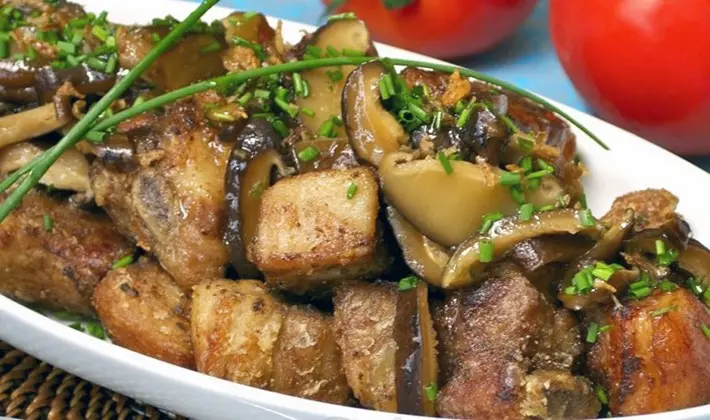 Pork with mushrooms cooked in sauce