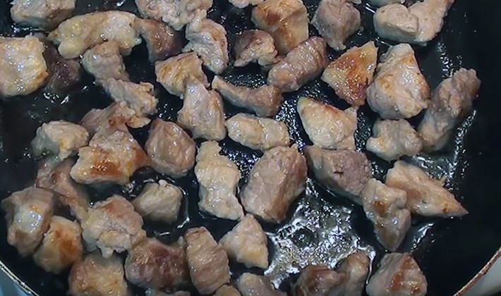 Pork with mushrooms cooked in sauce