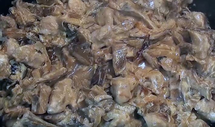 Pork with mushrooms cooked in sauce