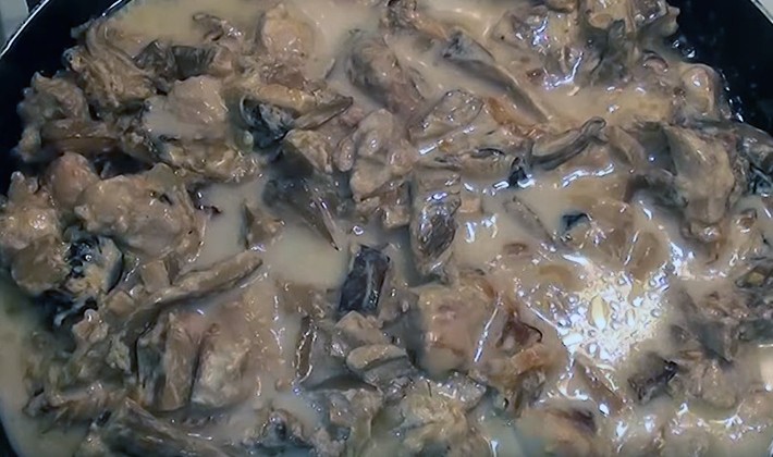 Pork with mushrooms cooked in sauce