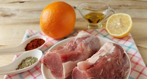 Pork with oranges baked in the oven: in foil, with sauce